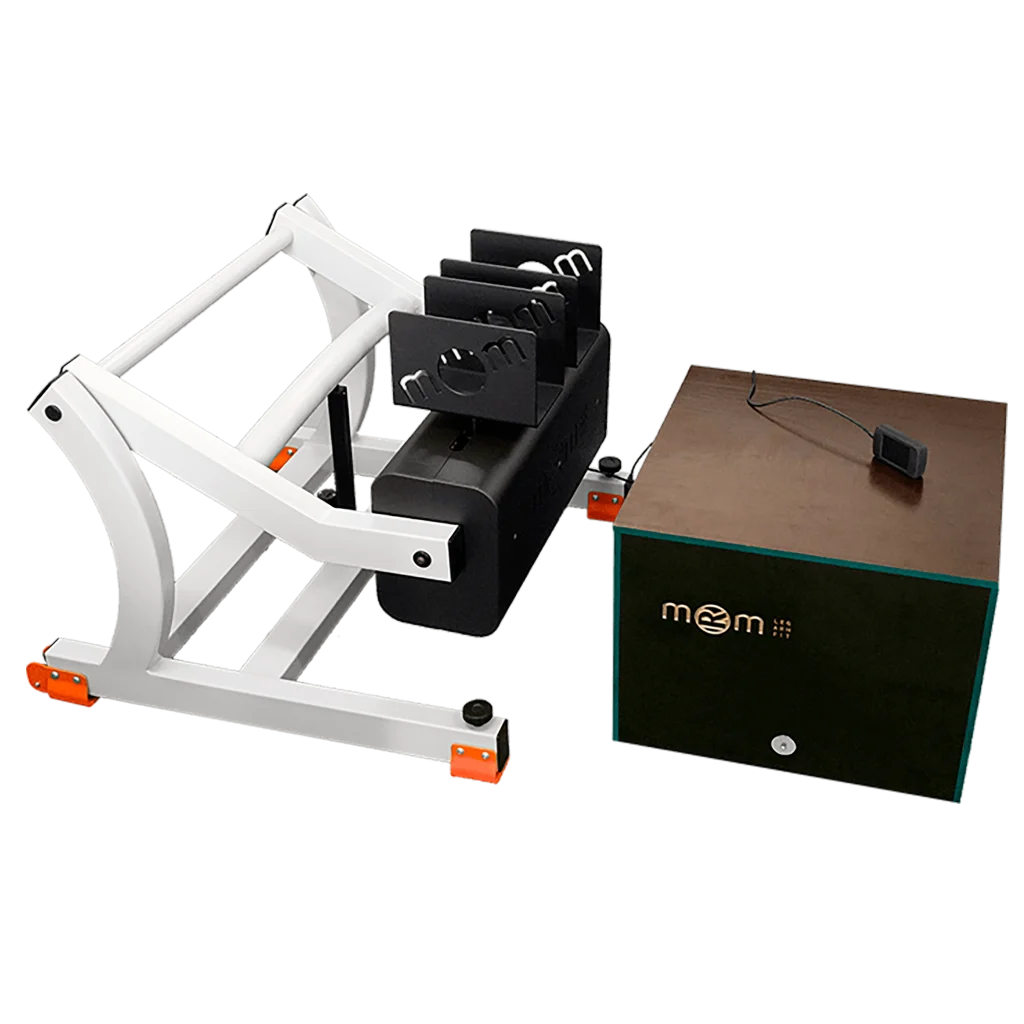 Dispositivo MRM diseñado para aplicación de Onda Cinética, utilizado en recuperación deportiva para aplicar masajes profundos en piernas y brazos, mejorando la movilidad y acelerando la recuperación muscular.