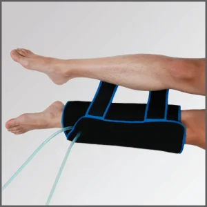 Intercambiador pantorrilla-muslo colocado sobre la pantorrilla de la persona, con bordes azules y tubos de conexión, diseñado para aplicaciones de calor, frío o contraste térmico.