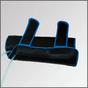 Intercambiador pantorrilla-muslo de color negro con bordes azules y tubos de conexión, diseñado para aplicar terapias térmicas en la prevención de lesiones y recuperación muscular.