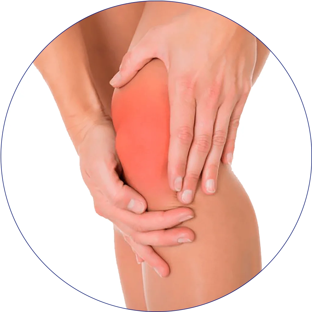 Persona sujetando su rodilla con signos de dolor e inflamación, representando rigidez articular, una de las lesiones que podemos prevenir con nuestras terapias de frío, calor, contrastes térmicos, compresión y onda cinética.