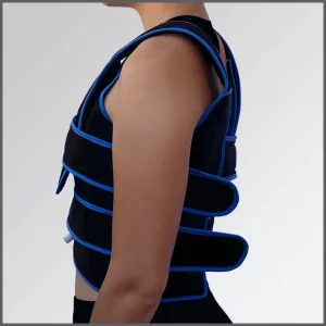Person using a therapeutic vest seen from the side, designed to apply heat, cold or thermal contrasts to the upper body.