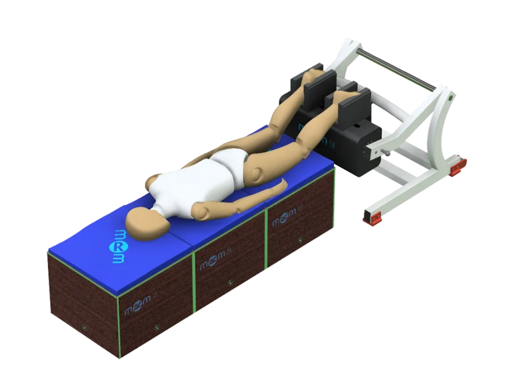 Dispositif de rééducation avec mannequin en position horizontale, utilisant des éponges de protection qui maintiennent fermement les bras et les jambes, évitant ainsi une pression excessive et le risque de contusions.