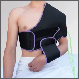 Personne équipée d'un échangeur de chaleur à l'épaule, conçu pour appliquer de la chaleur, du froid ou des contrastes thermiques dans les processus de maintenance, la prévention des blessures et la récupération musculaire.
