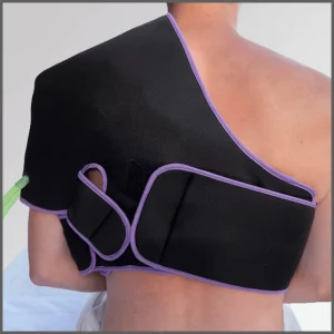 Personne portant un échangeur de chaleur à l'épaule, vu de derrière, conçu pour appliquer de la chaleur, du froid ou des contrastes thermiques dans la prévention des blessures et la récupération musculaire.