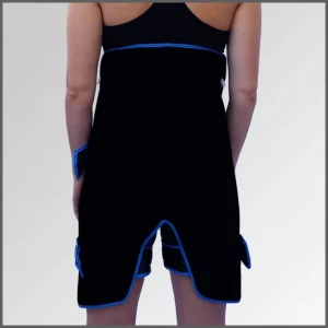 Person standing showing the buttock and gluteal exchanger fitted to the back of the body, designed for the application of heat, cold or thermal contrasts.