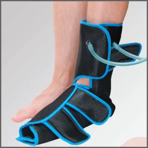 Échangeur de pour cheville adapté à l'individu, avec tubes de raccordement pour l'application de chaleur, de froid ou de contrastes thermiques dans la récupération musculaire.